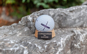 Milestone – Personalisierter Golfballständer aus historischem Eichenholz | Golfball Display mit Gravur | Golf Geschenk | Turnierpreis