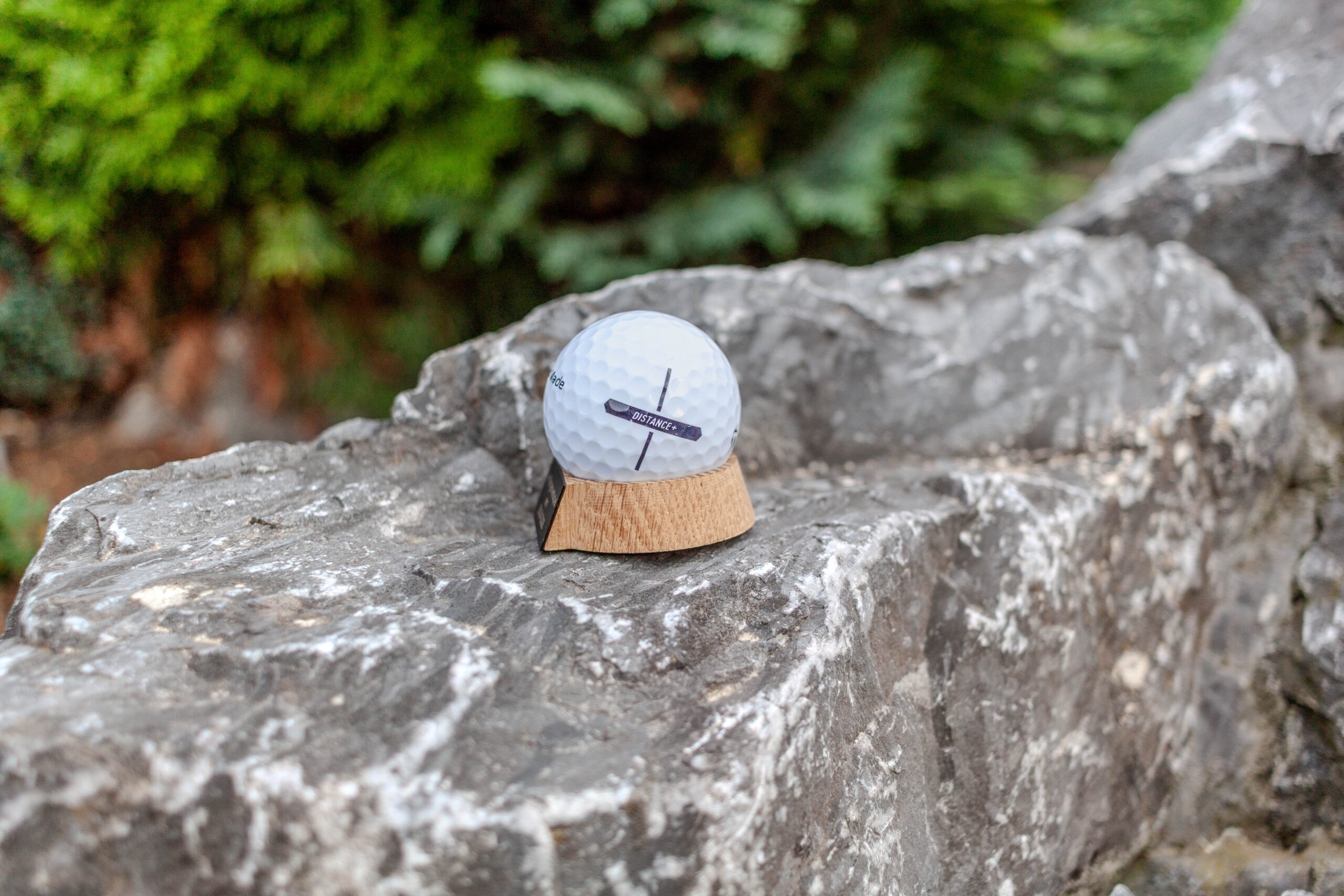 Milestone – Personalisierter Golfballständer aus historischem Eichenholz | Golfball Display mit Gravur | Golf Geschenk | Turnierpreis – Bild 3